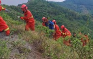一人因登山摔伤腰部被困山底，淄博消防紧急救援