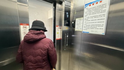 探访北京首例居民自筹换电梯：上岗400天，连保护膜都没舍得撕