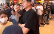 杭州一泡泡玛特新店开业2小时就关闭，商场：顾客蜂拥而至十分疯狂，不知哪些是黄牛