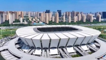 苏媒：苏超比赛将首次在专业足球场举行 昆山奥体灵感来源折扇