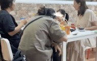 45岁高圆圆在西班牙素颜出镜，带6岁女儿吃麻辣烫被网友偶遇！网友：安静优雅都没有一点明星“架子”