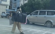 广西一女生高考结束后独自挑行李回家感动全网，学校：她很朴实，老师们评价都很高