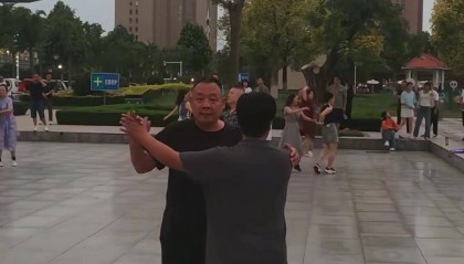 于东来现身河南许昌许都公园，市民称其经常过来跳舞