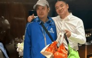 网传京东创始人刘强东视察工作时入住四季酒店，点外卖后豪气给了骑手1000元小费！还亲切地搂着骑手合影