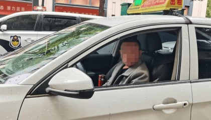 “能开快点吗？我杀人了”，犯罪嫌疑人乘出租车欲跨城逃跑，被的哥机智拖住最终被抓捕