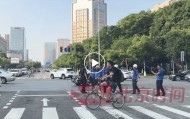 成都一流动商贩因占道经营与城管发生冲突，持菜刀威胁执法人员！工作人员回应：已报警处理