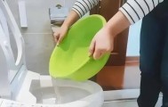 为什么不能“倒水冲厕”？很多人不懂，多亏维修师傅提醒，看似节俭实则隐患很大！