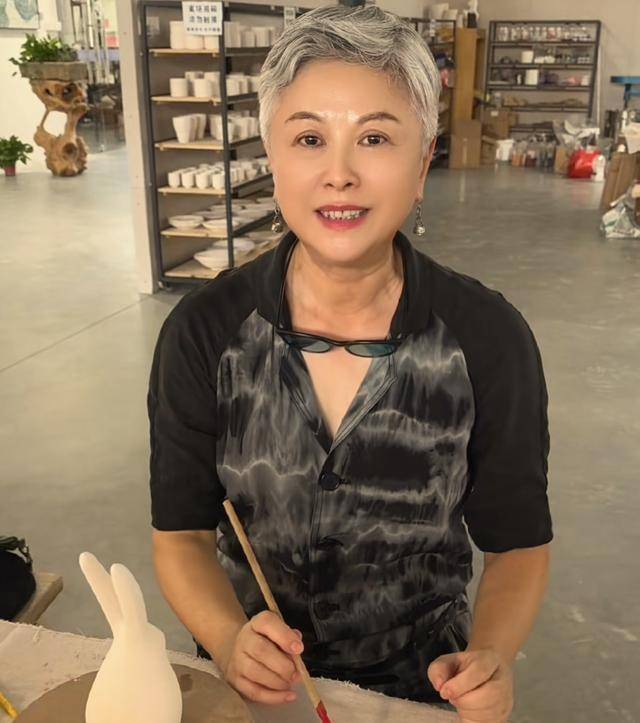 从洗碗工到卡拉OK皇后，却因投资失败沦为穷光蛋，如今老到无人识