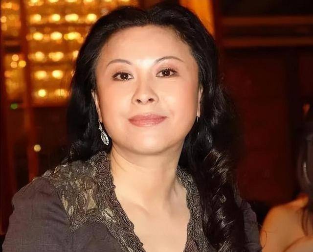 从洗碗工到卡拉OK皇后，却因投资失败沦为穷光蛋，如今老到无人识
