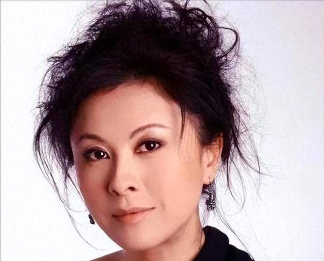 从洗碗工到卡拉OK皇后，却因投资失败沦为穷光蛋，如今老到无人识