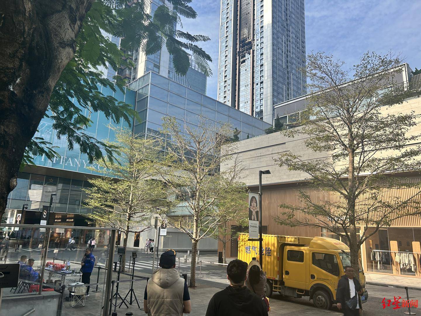 深圳超高层住宅爆炸起火后：小区挨户进行消防排查，业主关心燃气安全问题