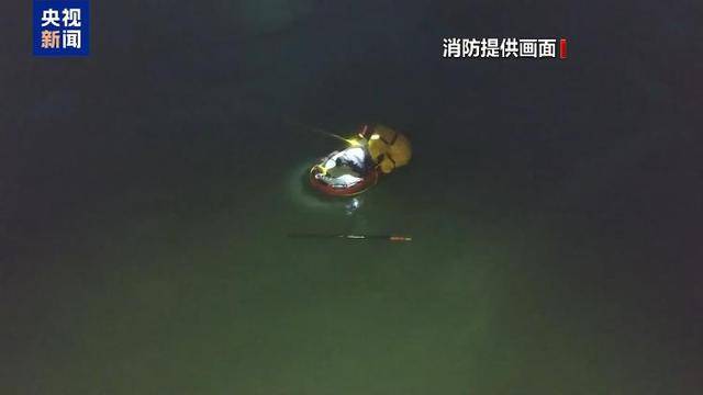 意外落入冰窟怎么办？消防员手把手教你如何自救→