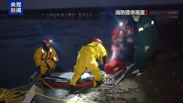 意外落入冰窟怎么办？消防员手把手教你如何自救→