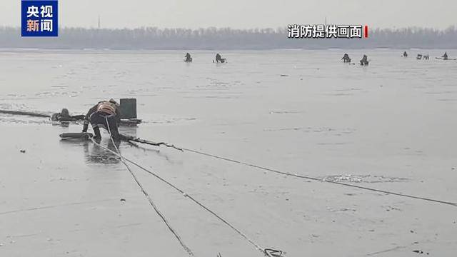 意外落入冰窟怎么办？消防员手把手教你如何自救→