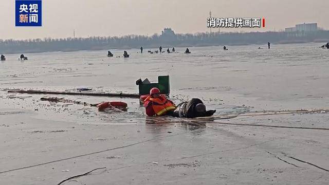 意外落入冰窟怎么办？消防员手把手教你如何自救→