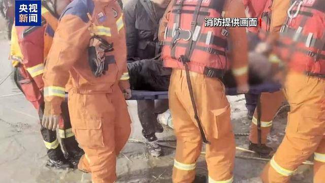 意外落入冰窟怎么办？消防员手把手教你如何自救→