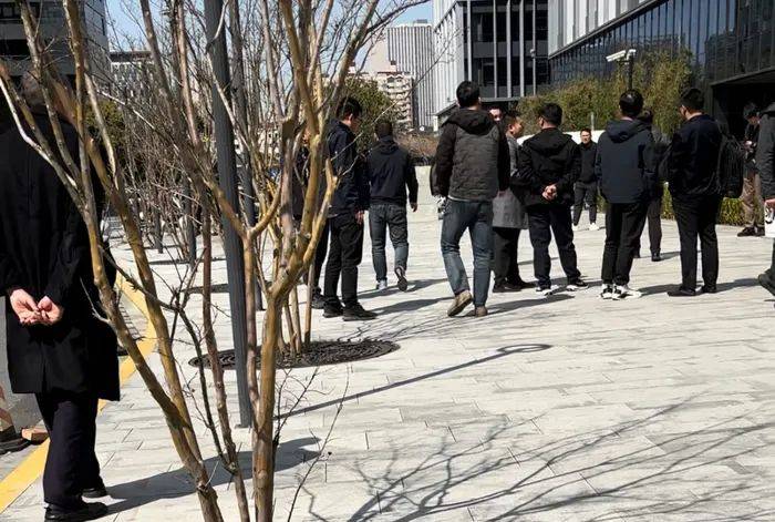 哪吒汽车供应商到上海总部讨债，高管回应“解散研发团队、全员降薪”