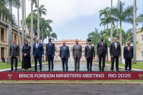 王毅出席金砖国家外长会晤
