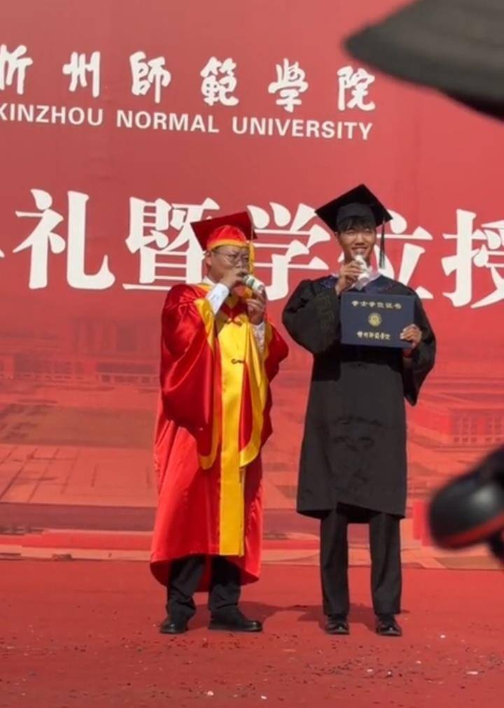 一米八男生毕业典礼上掏出两瓶娃哈哈和校长“干杯”，该校去年还有学生给校长送一条猪肉