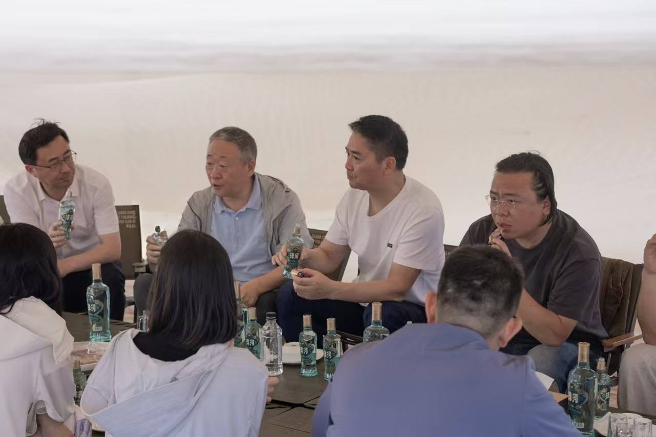刘强东和洋河董事长沙漠喝酒，要搞啥事？