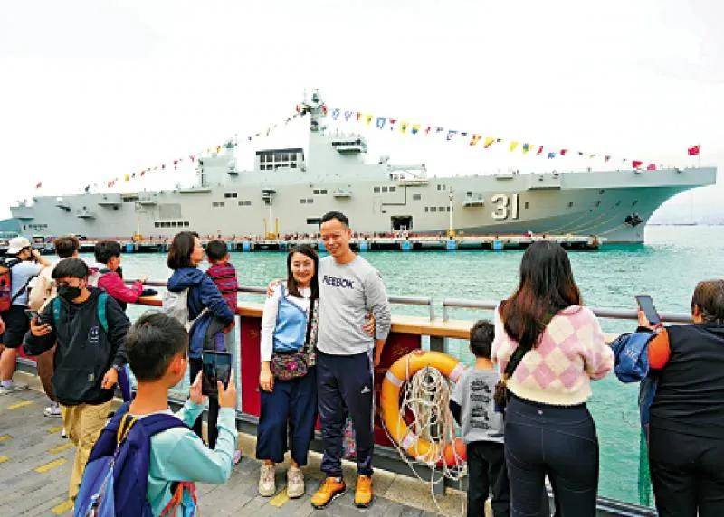 凭什么每次都让香港群众先看航母？香港：世界各国的航母我都见过