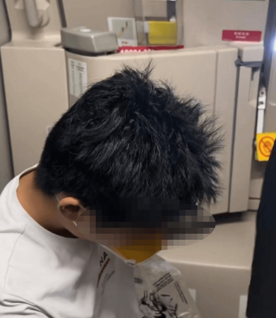19岁少年飞机上突发剧烈头痛和面部麻木，医生万米高空针灸施救，婉拒家属红包