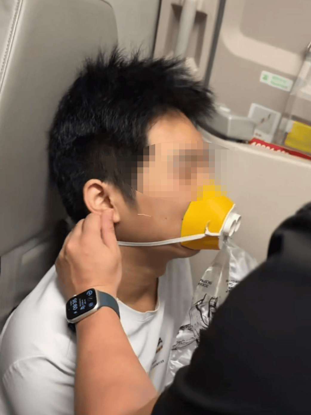 19岁少年飞机上突发剧烈头痛和面部麻木，医生万米高空针灸施救，婉拒家属红包